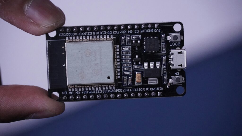 Apa itu esp32 robot bersama habil